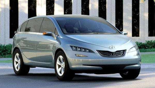 В средата на първото десетилетие  на новия век в Чикаго е представена концепцията Portico - нещо като смесица между миниван и кросоувър. Шестте електрически седалки, разположени на два реда, които могат да се местят една спрямо друга, не са единствената &bdquo;характеристика&ldquo; на този прототип, тъй като дизайнерите на южнокорейския център Hyundai Advanced Design Team внедряват в Portico много необичаен дизайн на врати без централна колона, които се отварят в противоположни посоки като порта.